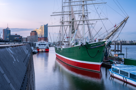 Bild-Nr: 12465493 Elbphilharmonie mit Segelschiff im Hamburger Hafen Erstellt von: eyetronic