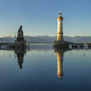 Bild-Nr: 12506589 Leuchtturm und Bayerischer Löwe im Hafen von Linda Erstellt von: KundenNr-360966