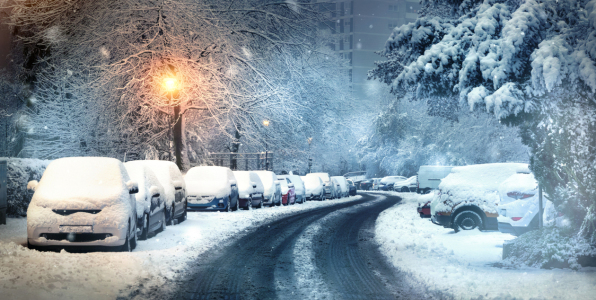 Bild-Nr: 12540345 Städtische Winterszenemit verschneiten Autos Erstellt von: Smileus
