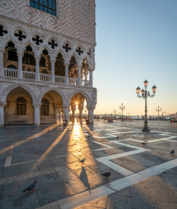 Bild-Nr: 12551911 Markusplatz in Venedig bei Sonnenaufgang Erstellt von: eyetronic