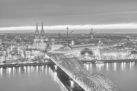 Bild-Nr: 12580991 Köln bei Nacht schwarz-weiss Erstellt von: Michael Valjak