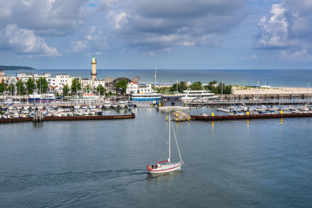 Bild-Nr: 12611218 Leuchtturm und Segelboot an der Ostseeküste  Erstellt von: Rico Ködder