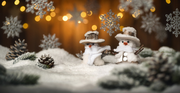Bild-Nr: 12644614 Weihnachtsszene mit Schneemann und Verziehrungen Erstellt von: Smileus