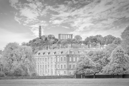 Bild-Nr: 12691141 EDINBURGH Holyrood Palace mit Calton Hill  Erstellt von: Melanie Viola