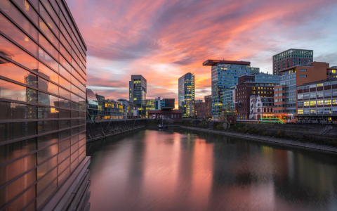 Bild-Nr: 12696648 Düsseldorf - Himmelsleuchten über dem Medienhafen Erstellt von: alfotokunst