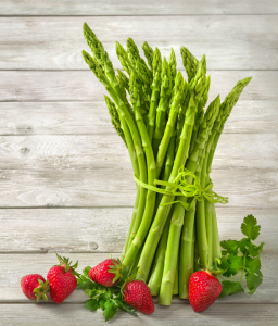 Bild-Nr: 12696684 Spargel auf hellem hellem Holz Erstellt von: Smileus