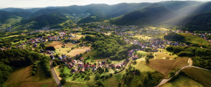 Bild-Nr: 12697142 Malerische Landschaft mit idyllischer Ortschaft Erstellt von: Smileus