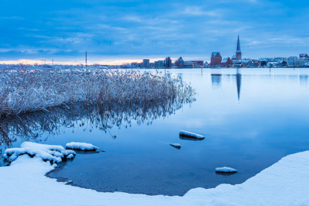 Bild-Nr: 12703432 Blick über die Warnow auf Rostock im Winter Erstellt von: Rico Ködder