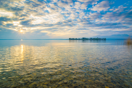 Bild-Nr: 12720138 Sonnenaufgang über Chiemsee und Fraueninsel Erstellt von: Martin Wasilewski