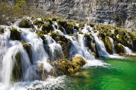 Bild-Nr: 12720695 Wasserfälle und grüner See Erstellt von: Buellom