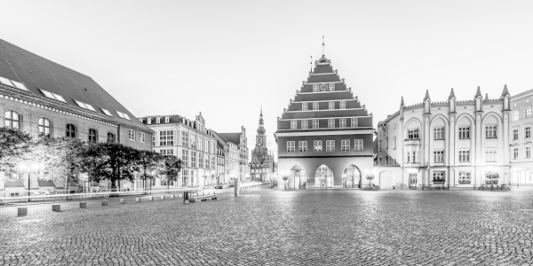 Bild-Nr: 12728308 Rathaus am Marktplatz in Greifswald - Schwarzweiss Erstellt von: dieterich