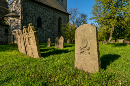 Bild-Nr: 12734100 historischer Friedhof an der Dorfkirche in Stiepel Erstellt von: volker heide