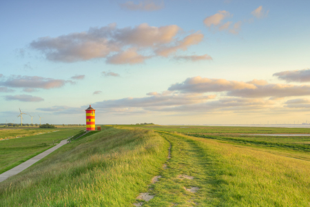 Bild-Nr: 12737937 Auf dem Deich beim Pilsumer Leuchtturm Erstellt von: Michael Valjak