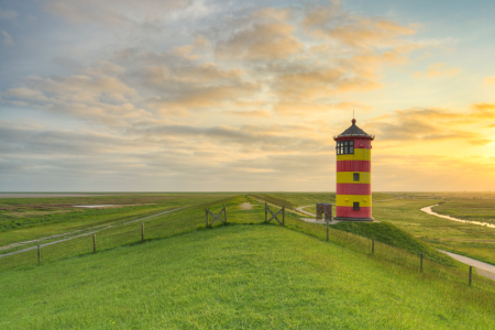 Bild-Nr: 12738497 Sonnenaufgang beim Pilsumer Leuchtturm Erstellt von: Michael Valjak