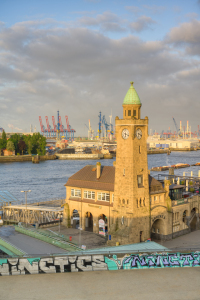 Bild-Nr: 12739172 Morgens bei den Landungsbrücken in Hamburg Erstellt von: Michael Valjak