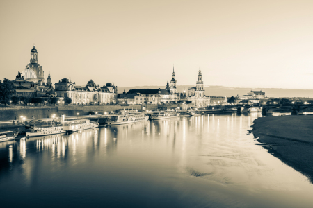 Bild-Nr: 12742571 Dresden mit der Frauenkirche am Abend - Monochrom Erstellt von: dieterich