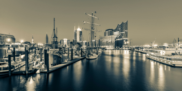 Bild-Nr: 12742579 Hamburger Hafen mit der Elbphilharmonie in Hamburg Erstellt von: dieterich