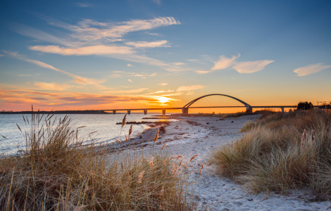 Bild-Nr: 12743217 Fehmarnsundbrücke im goldenen Sonnenuntergang Erstellt von: Werner Reins