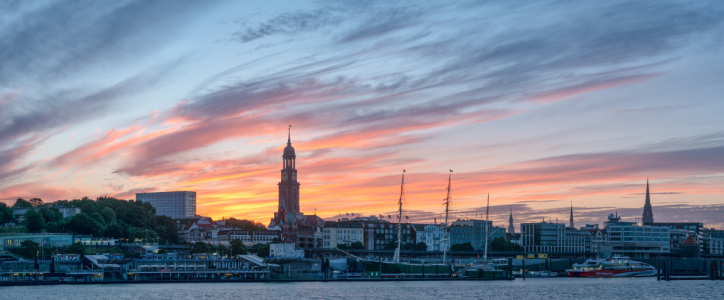 Bild-Nr: 12744380 Sonnenaufgang im Hamburger Hafen Erstellt von: eyetronic