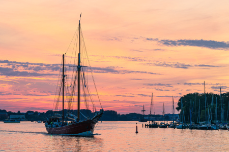 Bild-Nr: 12750181 Segelschiff auf der Warnow im Sonnenuntergang  Erstellt von: Rico Ködder