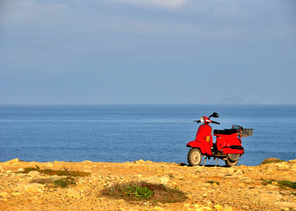 Bild-Nr: 12756119 Roter Motorroller an der Kueste Erstellt von: insideportugal