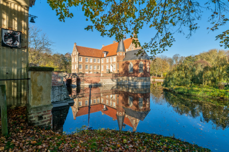 Bild-Nr: 12804614 Eingangstor un Wappen vor Burg Hülshoff Erstellt von: volker heide