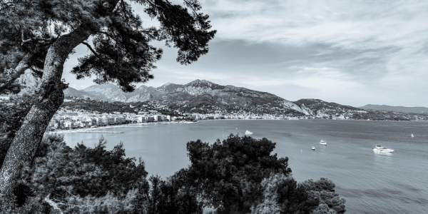 Bild-Nr: 12829759 Menton in Frankreich - monochrom Erstellt von: dieterich