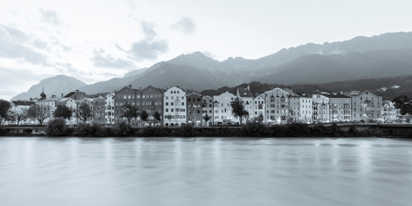Bild-Nr: 12833337 Mariahilfstraße in Innsbruck - monochrom Erstellt von: dieterich