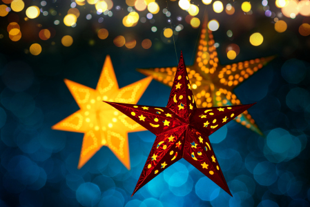 Bild-Nr: 12847217 Hängende Weihnachtslaternen mit abstrakten Lichter Erstellt von: Smileus