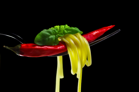 Bild-Nr: 12851941 Nudeln im Kontrast mit Chili Erstellt von: Tanja Riedel