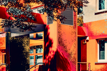 Bild-Nr: 12905988 Farbiges Wohnhaus im Sonnenlicht Erstellt von: Sandra Höfer