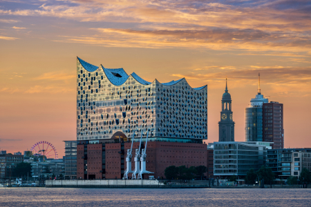 Bild-Nr: 12906133 Elbphilharmonie und Michel in Hamburg Erstellt von: Mapics