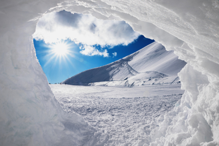 Bild-Nr: 12912614 Blick aus der Schneehöhle auf die Skipiste Erstellt von: SusaZoom