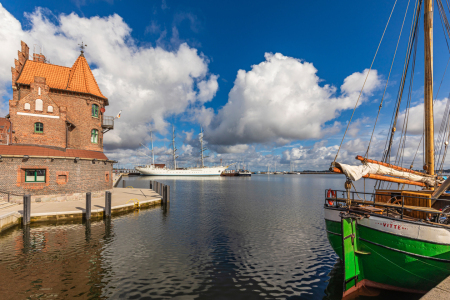Bild-Nr: 12915927 Gorch Fock 1 und Segelboot im Hafen von Stralsund Erstellt von: dieterich