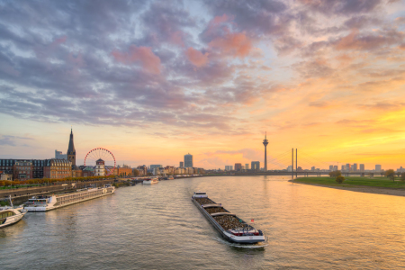 Bild-Nr: 12919470 Düsseldorf Skyline mit Schiff bei Sonnenuntergang Erstellt von: Michael Valjak