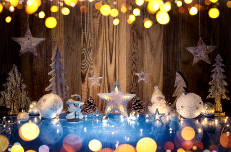 Bild-Nr: 12919858 Farbenfrohe Weihnachtsdekoration vor Holz Erstellt von: Smileus