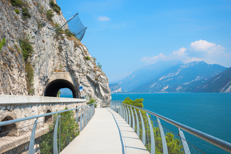 Bild-Nr: 12922532 Rad- und Fußweg neben Gardesana Uferstraße Limone Erstellt von: SusaZoom