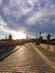 Bild-Nr: 12936975 Alte Mainbrücke in Würzburg bei Sonnenaufgang Erstellt von: dieterich