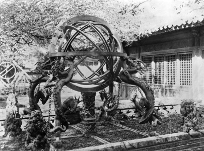 Bild-Nr: 31002047 Astronomical instruments at the Imperial Observatory, Peking, China, c.1900 Erstellt von: Unbekannte Fotografen