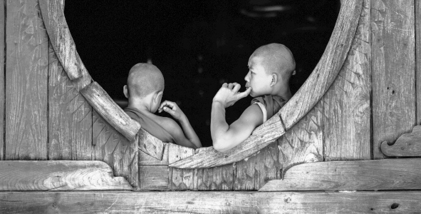 Bild-Nr: 11364542 Burma - Reflektierende Mönche Schwarz Weiß Erstellt von: Jean Claude Castor