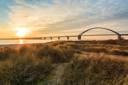 Bild-Nr: 11962007 Fehmarnsundbrücke im goldenen Abendlicht Erstellt von: Ursula Reins