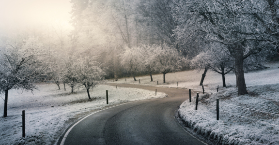 Bild-Nr: 12877267 Kurvenreiche Straße durch gefrorene Landschaft Erstellt von: Smileus