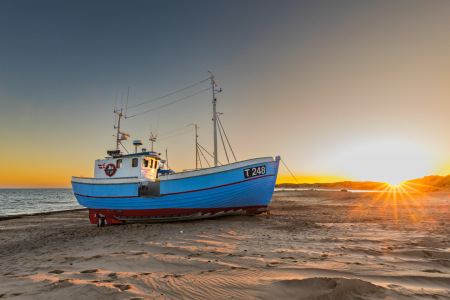 Bild-Nr: 12913278 Fischerboot am Strand bei Sonnenaufgang   Erstellt von: Ursula Reins
