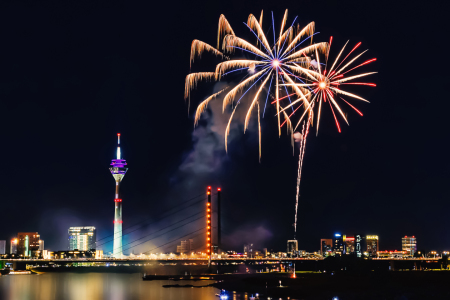 Bild-Nr: 12887367 Feuerwerk - Düsseldorf - Japan-Tag Erstellt von: uh-Photography