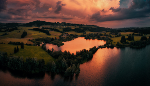 Bild-Nr: 12877487 Luftaufnahme eines malerischen Sees mit Dramatik Erstellt von: Smileus
