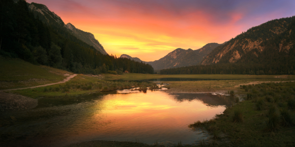 Bild-Nr: 12883357 Sonnenuntergang am See mit malerischen Bergen Erstellt von: Smileus