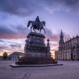 Bild-Nr: 12861546 Dresdner Hofkirche mit König-Johann-Denkmal  Erstellt von: eyetronic